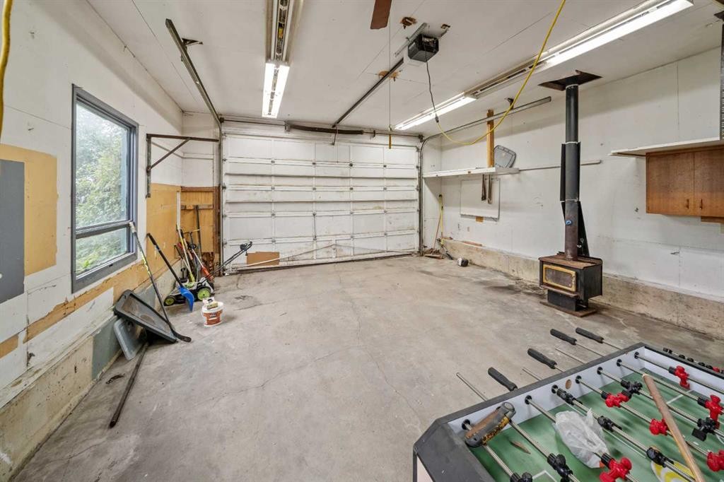 227 Manora Crescent Ne, Calgary, AB - Indoor Photo Showing Garage
