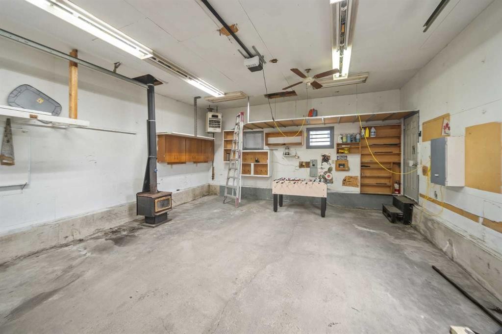 227 Manora Crescent Ne, Calgary, AB - Indoor Photo Showing Garage