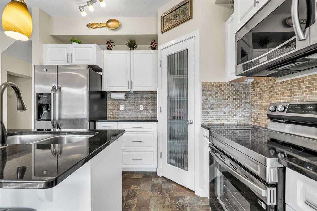 43 Sage Hill Common Nw, Calgary, AB - Indoor Photo Showing Kitchen With Stainless Steel Kitchen With Double Sink With Upgraded Kitchen