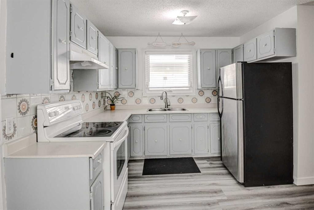 184 Erin Croft Crescent Se, Calgary, AB - Indoor Photo Showing Kitchen With Double Sink
