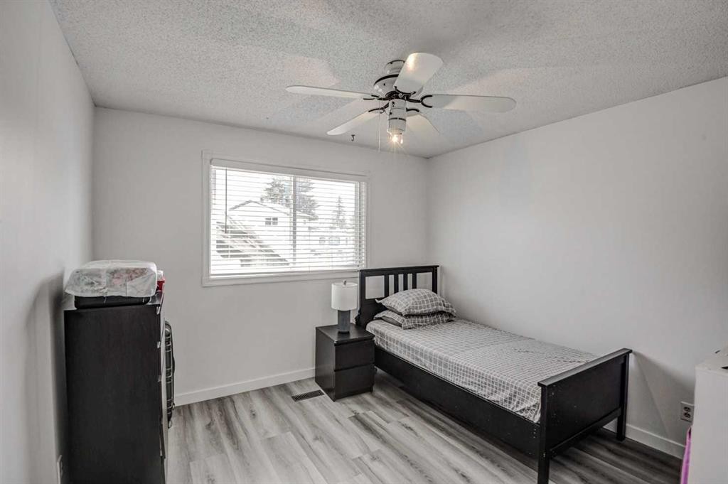 184 Erin Croft Crescent Se, Calgary, AB - Indoor Photo Showing Bedroom