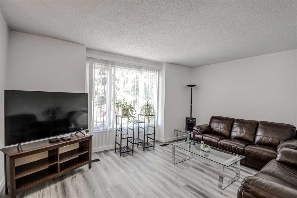 184 Erin Croft Crescent Se, Calgary, AB - Indoor Photo Showing Living Room
