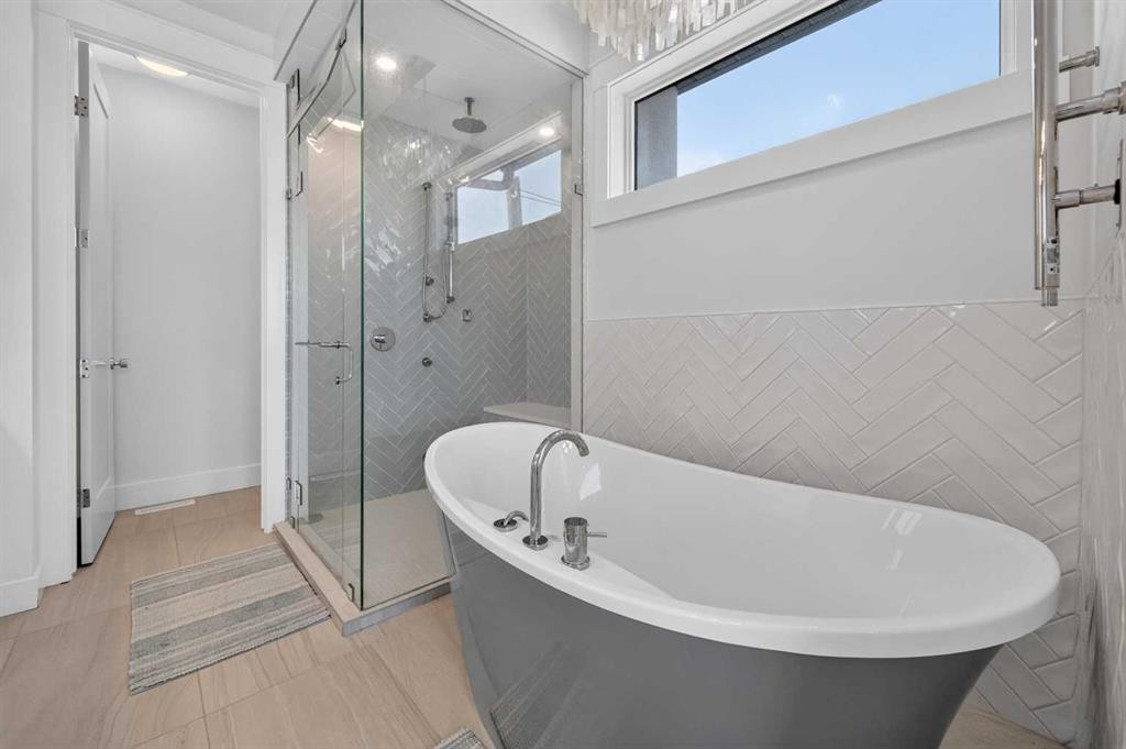 1704 26A Street Sw, Calgary, AB - Indoor Photo Showing Bathroom