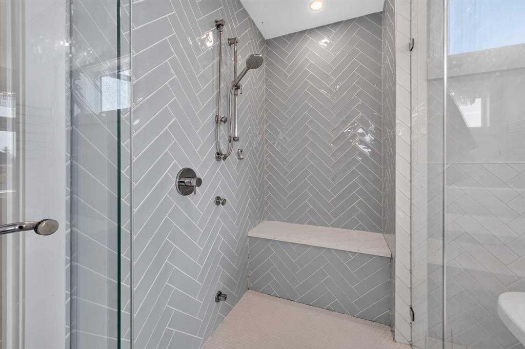 1704 26A Street Sw, Calgary, AB - Indoor Photo Showing Bathroom