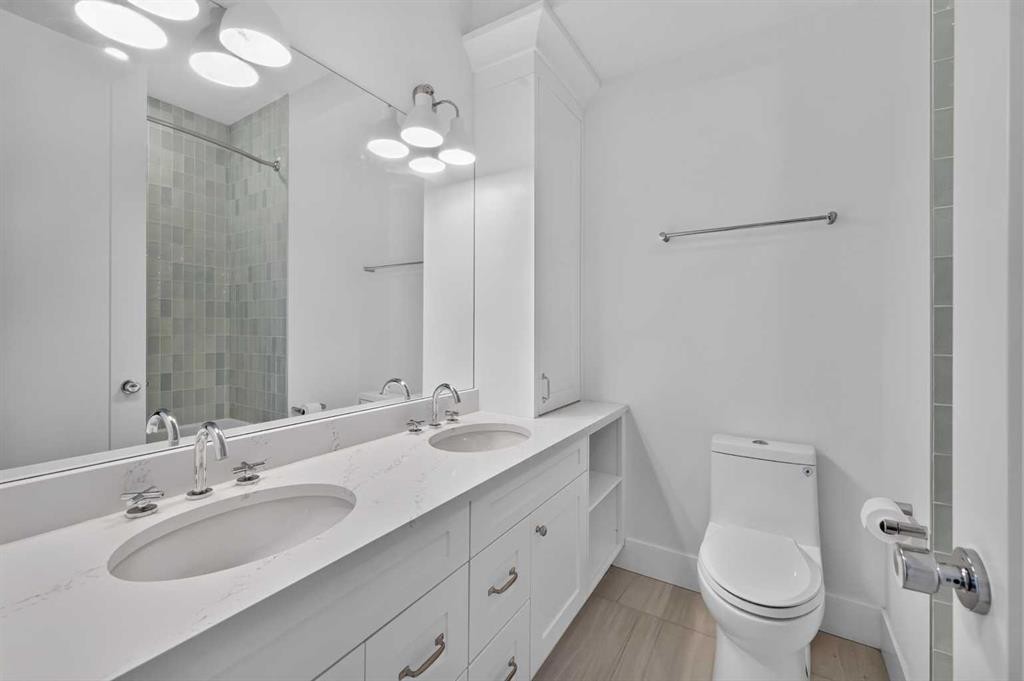 1704 26A Street Sw, Calgary, AB - Indoor Photo Showing Bathroom