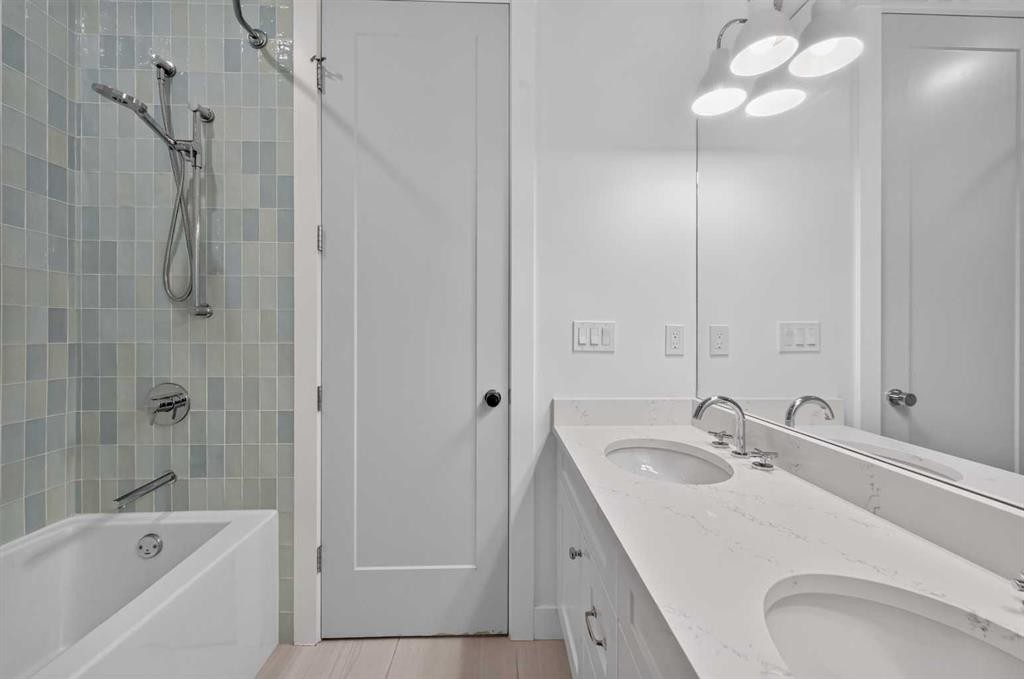 1704 26A Street Sw, Calgary, AB - Indoor Photo Showing Bathroom