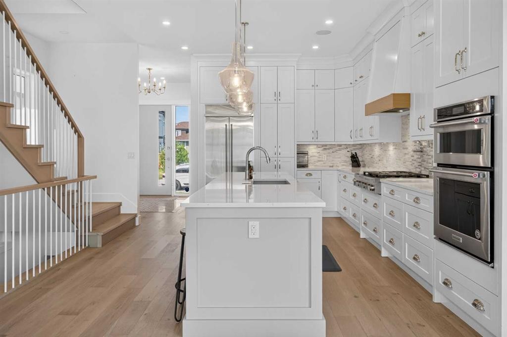 1704 26A Street Sw, Calgary, AB - Indoor Photo Showing Kitchen With Upgraded Kitchen