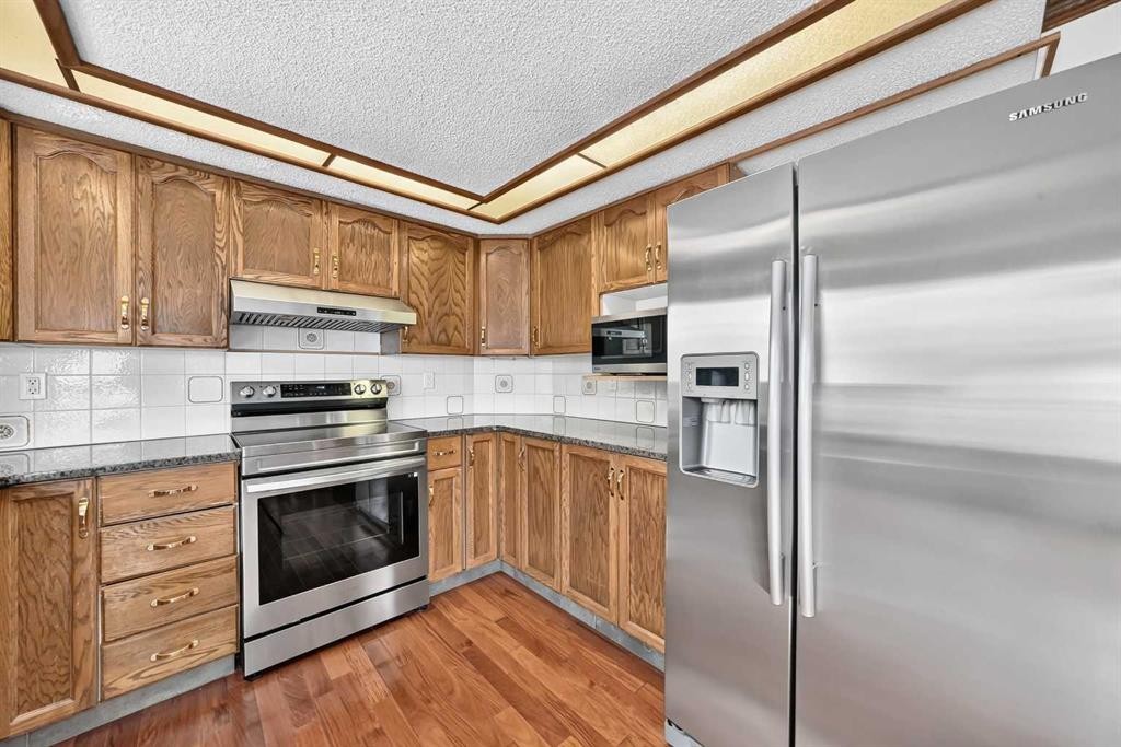 2509 Douglas Woods Link Se, Calgary, AB - Indoor Photo Showing Kitchen