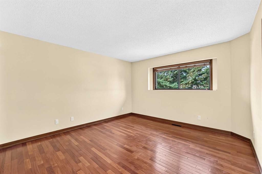 2509 Douglas Woods Link Se, Calgary, AB - Indoor Photo Showing Other Room