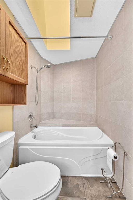 2509 Douglas Woods Link Se, Calgary, AB - Indoor Photo Showing Bathroom