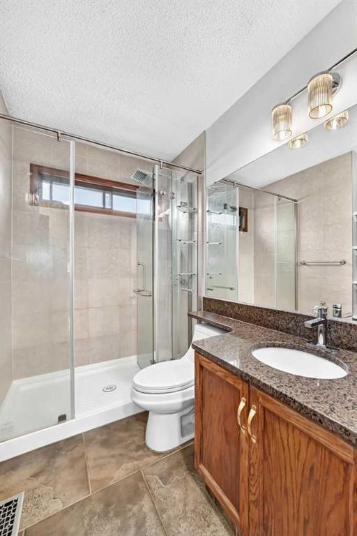 2509 Douglas Woods Link Se, Calgary, AB - Indoor Photo Showing Bathroom