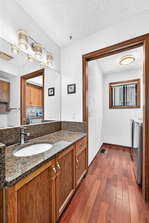 2509 Douglas Woods Link Se, Calgary, AB - Indoor Photo Showing Bathroom
