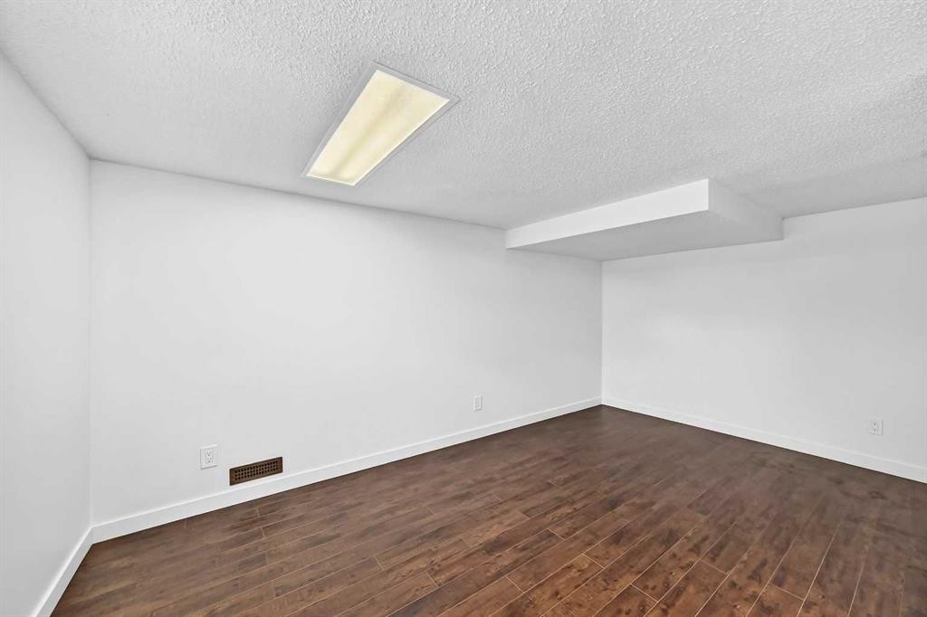 2509 Douglas Woods Link Se, Calgary, AB - Indoor Photo Showing Other Room