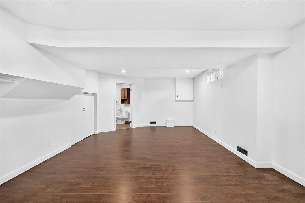 2509 Douglas Woods Link Se, Calgary, AB - Indoor Photo Showing Other Room