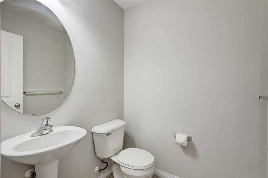 127 Prestwick Villas Se, Calgary, AB - Indoor Photo Showing Bathroom