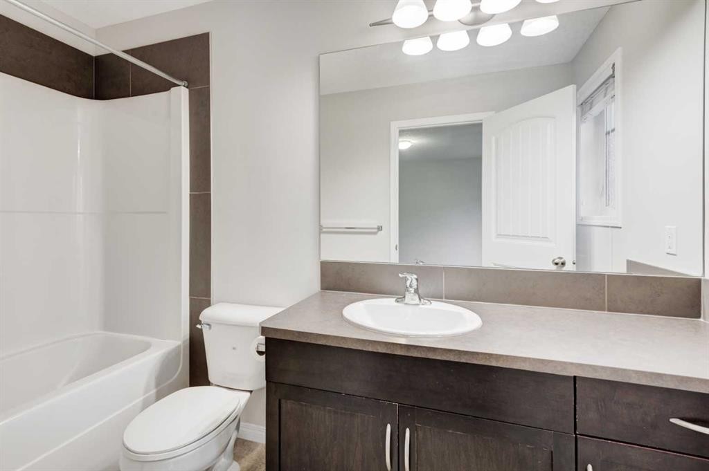 127 Prestwick Villas Se, Calgary, AB - Indoor Photo Showing Bathroom