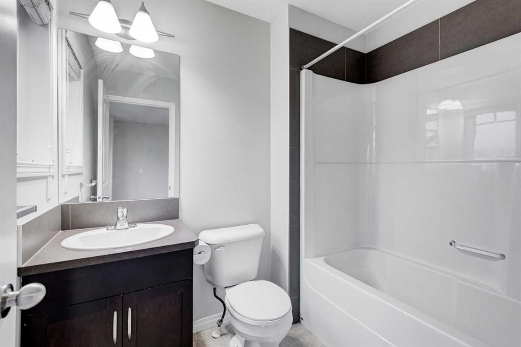 127 Prestwick Villas Se, Calgary, AB - Indoor Photo Showing Bathroom