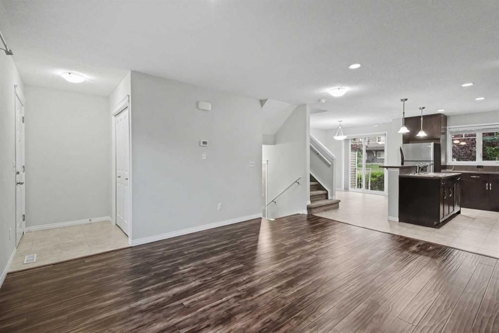 127 Prestwick Villas Se, Calgary, AB - Indoor Photo Showing Kitchen