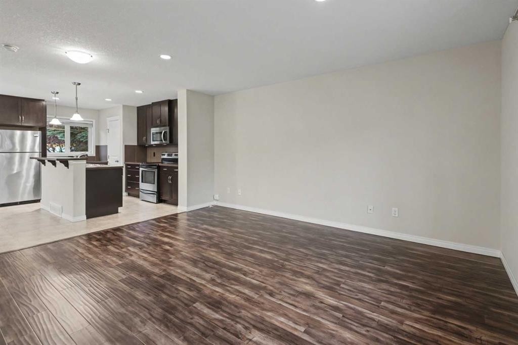 127 Prestwick Villas Se, Calgary, AB - Indoor Photo Showing Kitchen