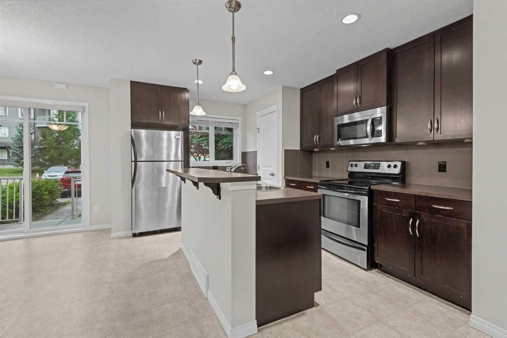 127 Prestwick Villas Se, Calgary, AB - Indoor Photo Showing Kitchen With Stainless Steel Kitchen