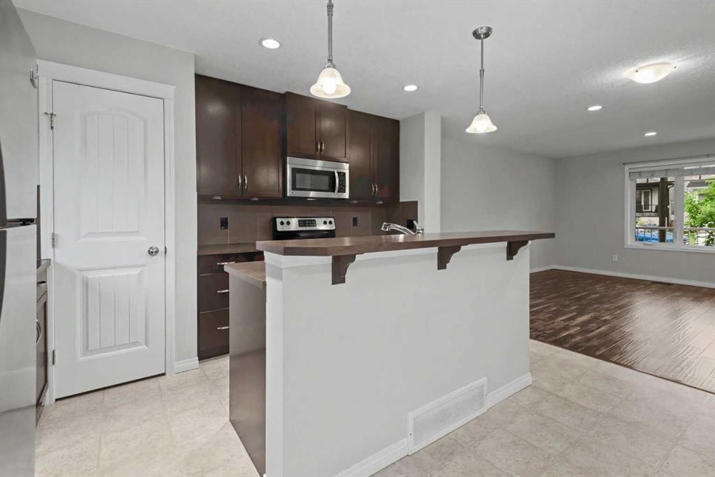 127 Prestwick Villas Se, Calgary, AB - Indoor Photo Showing Kitchen