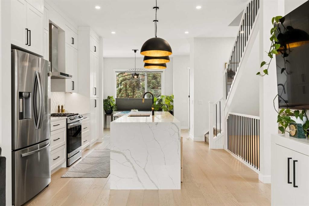 258 17 Avenue Ne, Calgary, AB - Indoor Photo Showing Kitchen With Stainless Steel Kitchen With Upgraded Kitchen