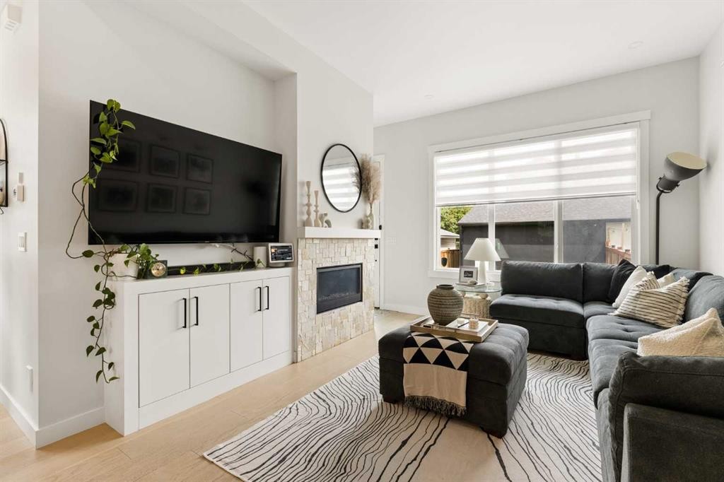 258 17 Avenue Ne, Calgary, AB - Indoor Photo Showing Living Room With Fireplace