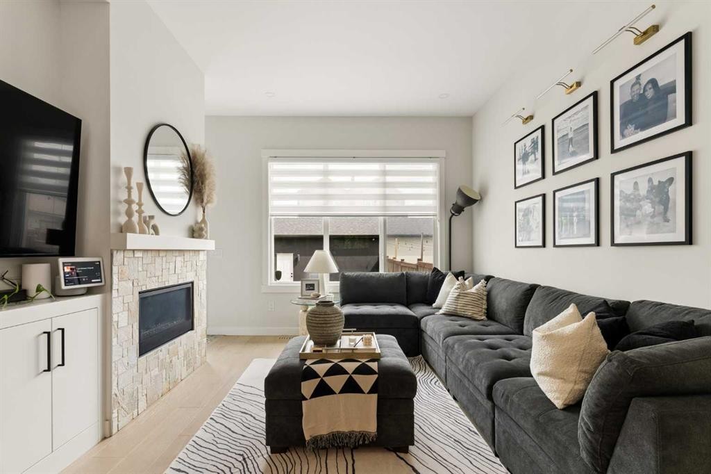 258 17 Avenue Ne, Calgary, AB - Indoor Photo Showing Living Room With Fireplace