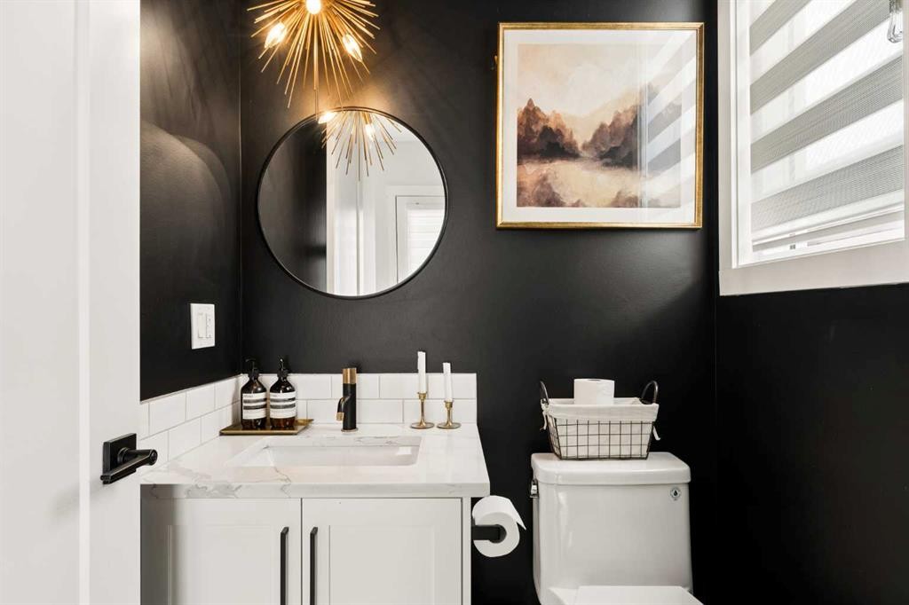 258 17 Avenue Ne, Calgary, AB - Indoor Photo Showing Bathroom
