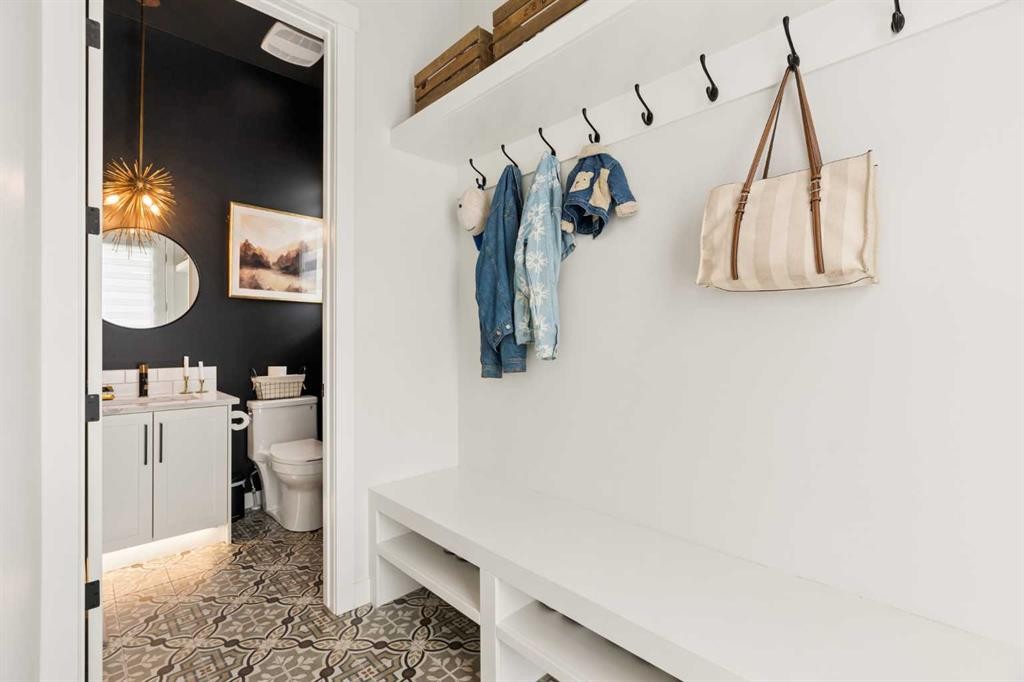 258 17 Avenue Ne, Calgary, AB - Indoor Photo Showing Other Room