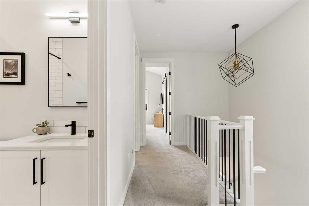 258 17 Avenue Ne, Calgary, AB - Indoor Photo Showing Other Room