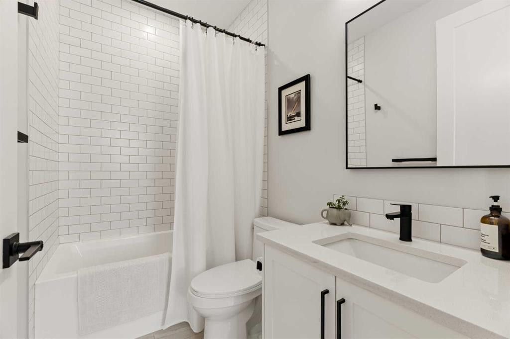 258 17 Avenue Ne, Calgary, AB - Indoor Photo Showing Bathroom