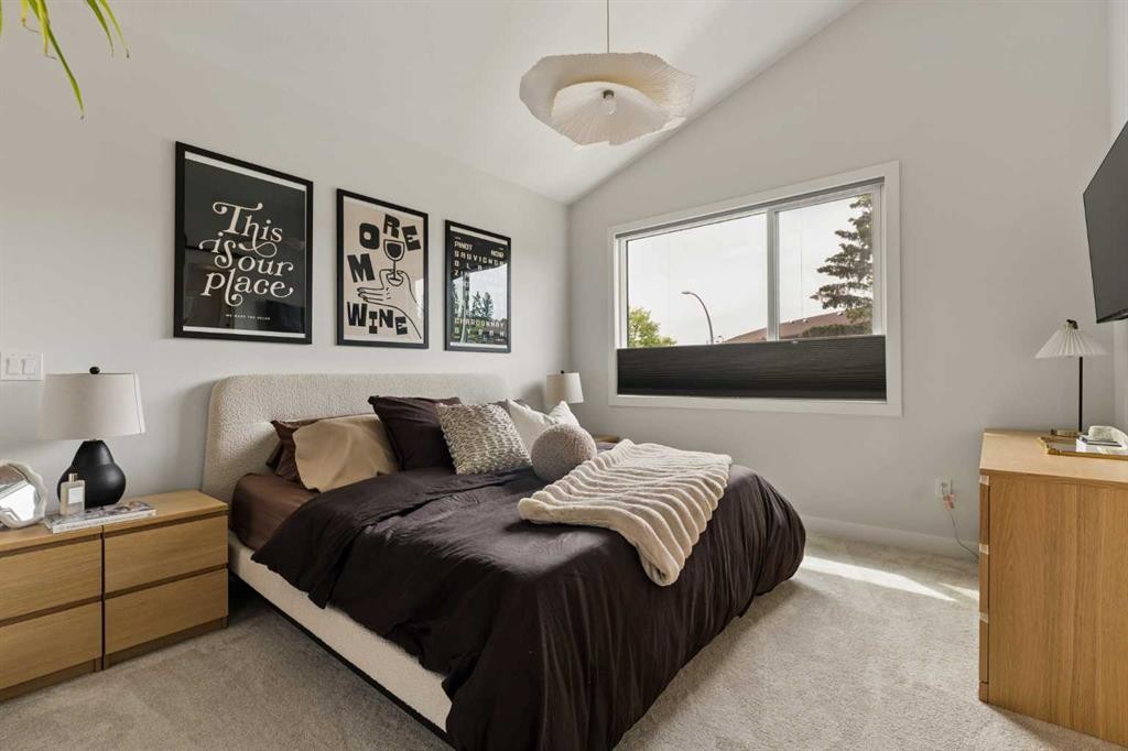 258 17 Avenue Ne, Calgary, AB - Indoor Photo Showing Bedroom