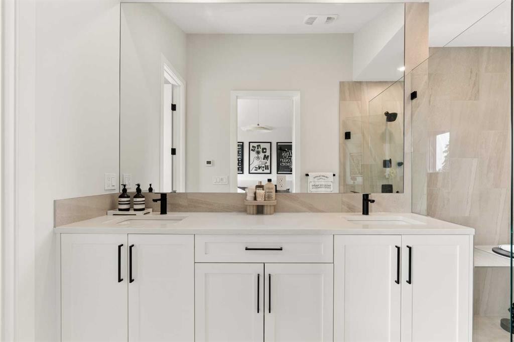 258 17 Avenue Ne, Calgary, AB - Indoor Photo Showing Bathroom