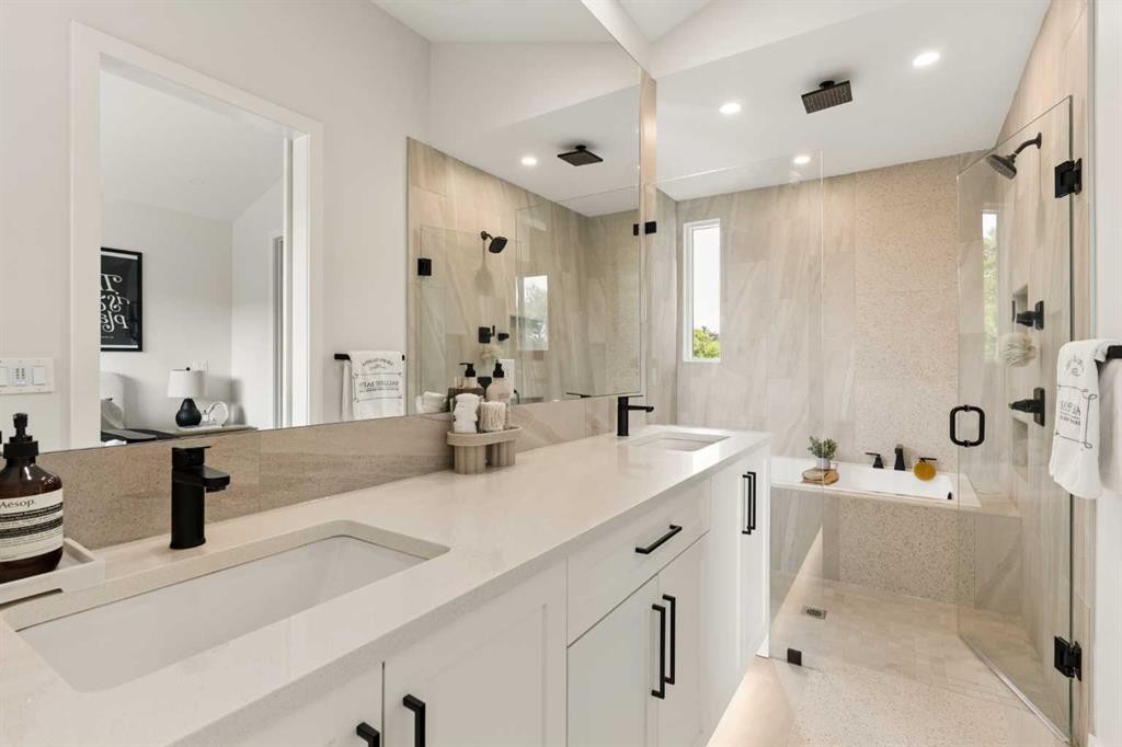 258 17 Avenue Ne, Calgary, AB - Indoor Photo Showing Bathroom