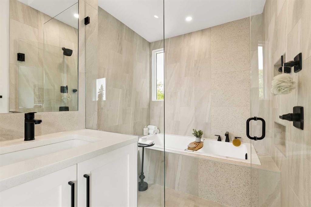 258 17 Avenue Ne, Calgary, AB - Indoor Photo Showing Bathroom