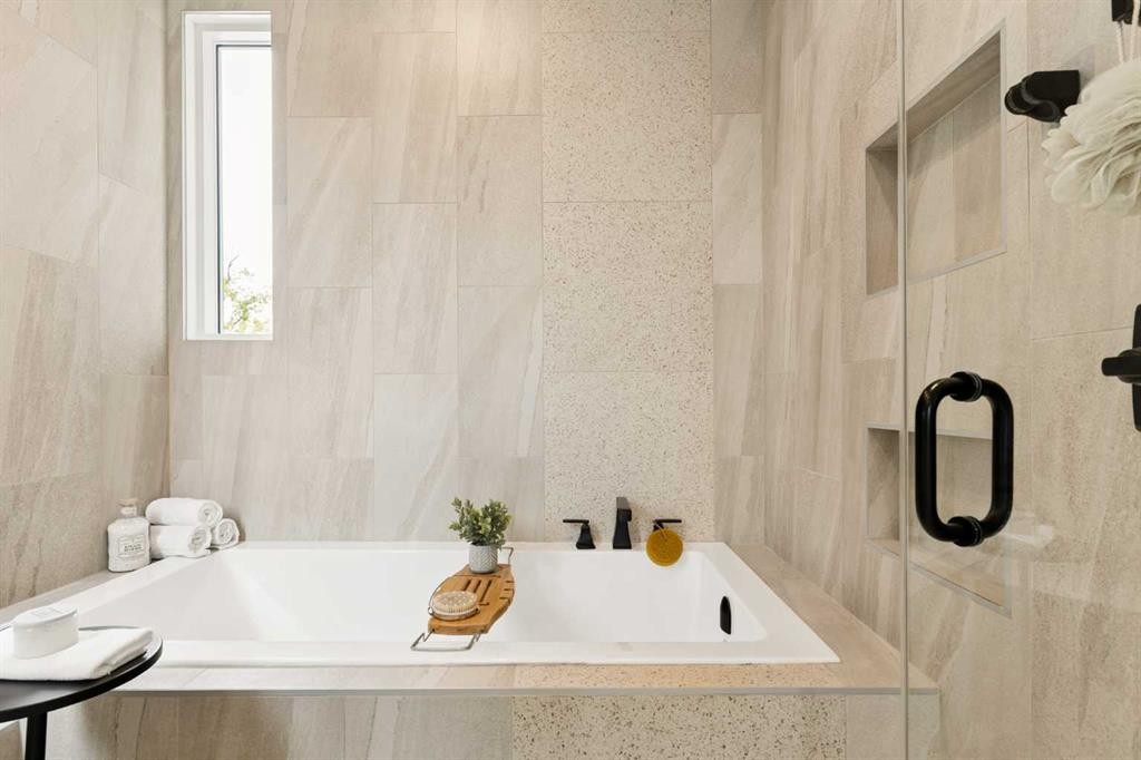 258 17 Avenue Ne, Calgary, AB - Indoor Photo Showing Bathroom