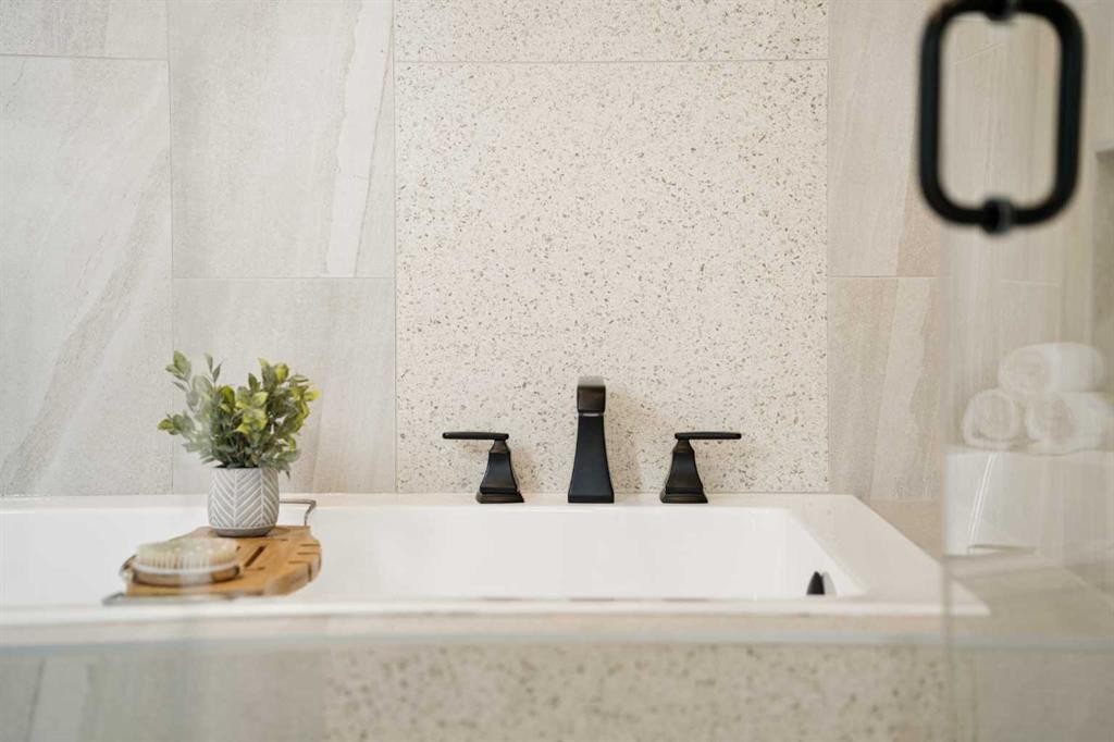 258 17 Avenue Ne, Calgary, AB - Indoor Photo Showing Bathroom