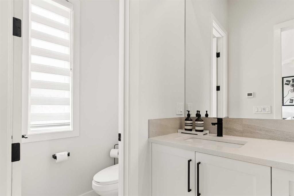 258 17 Avenue Ne, Calgary, AB - Indoor Photo Showing Bathroom