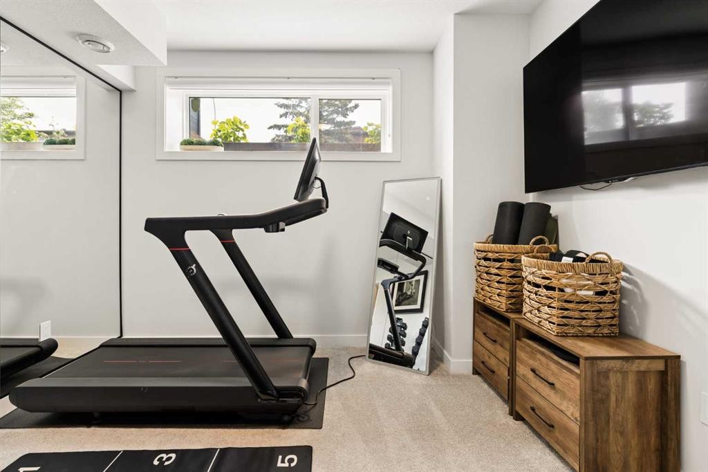 258 17 Avenue Ne, Calgary, AB - Indoor Photo Showing Other Room