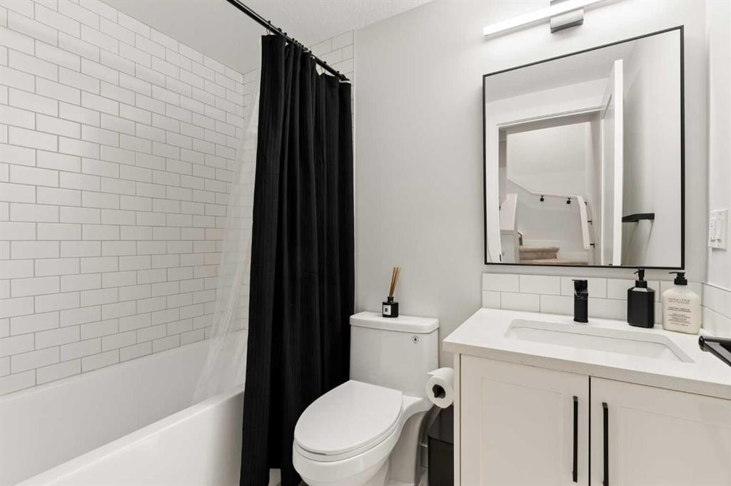 258 17 Avenue Ne, Calgary, AB - Indoor Photo Showing Bathroom