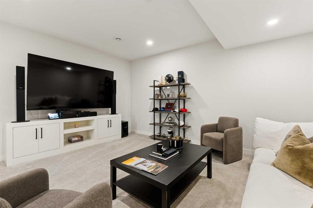 258 17 Avenue Ne, Calgary, AB - Indoor Photo Showing Living Room