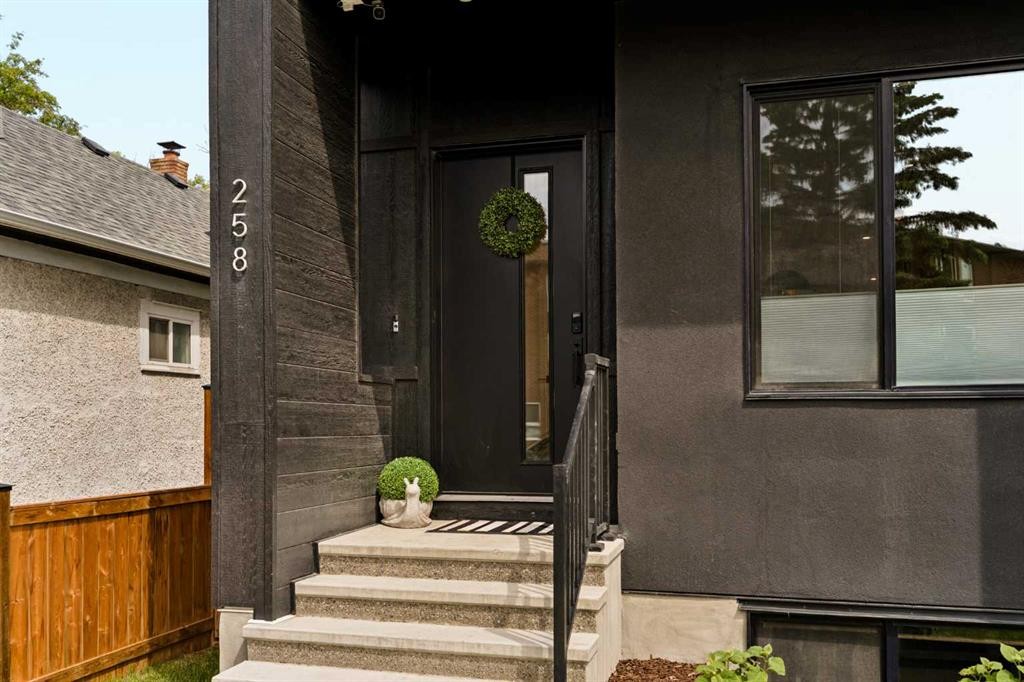 258 17 Avenue Ne, Calgary, AB - Outdoor With Exterior