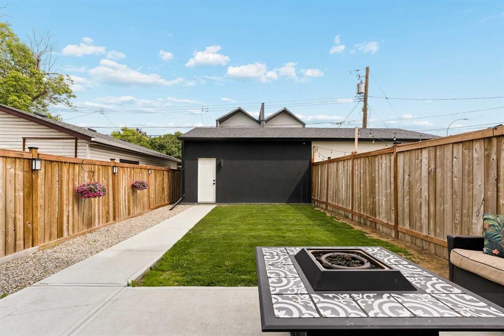 258 17 Avenue Ne, Calgary, AB - Outdoor