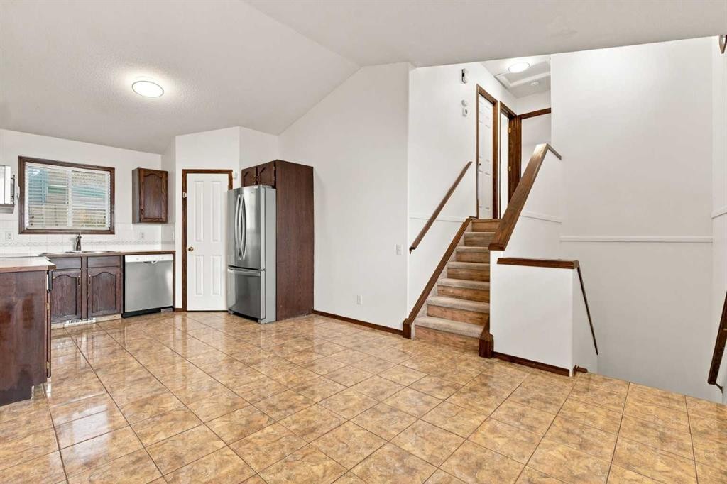 279 Coral Springs Circle Ne, Calgary, AB - Indoor Photo Showing Kitchen