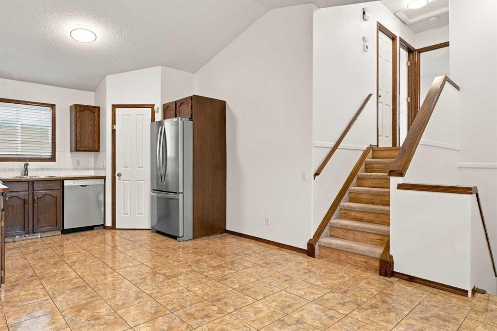 279 Coral Springs Circle Ne, Calgary, AB - Indoor Photo Showing Kitchen
