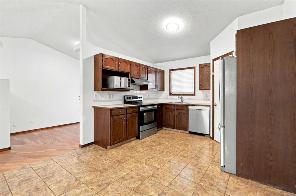 279 Coral Springs Circle Ne, Calgary, AB - Indoor Photo Showing Kitchen