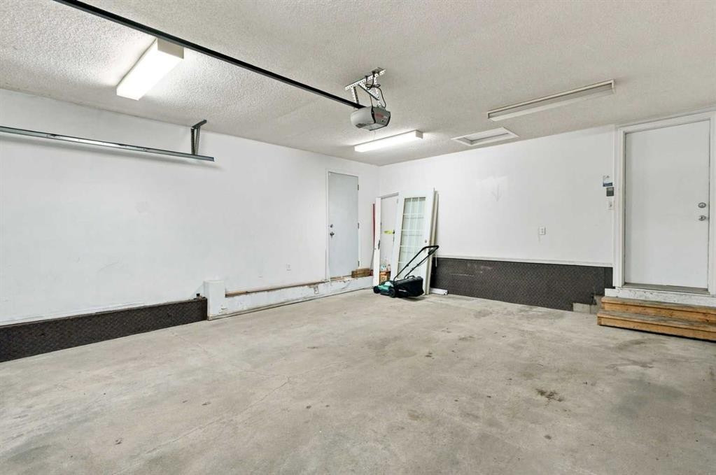 279 Coral Springs Circle Ne, Calgary, AB - Indoor Photo Showing Garage