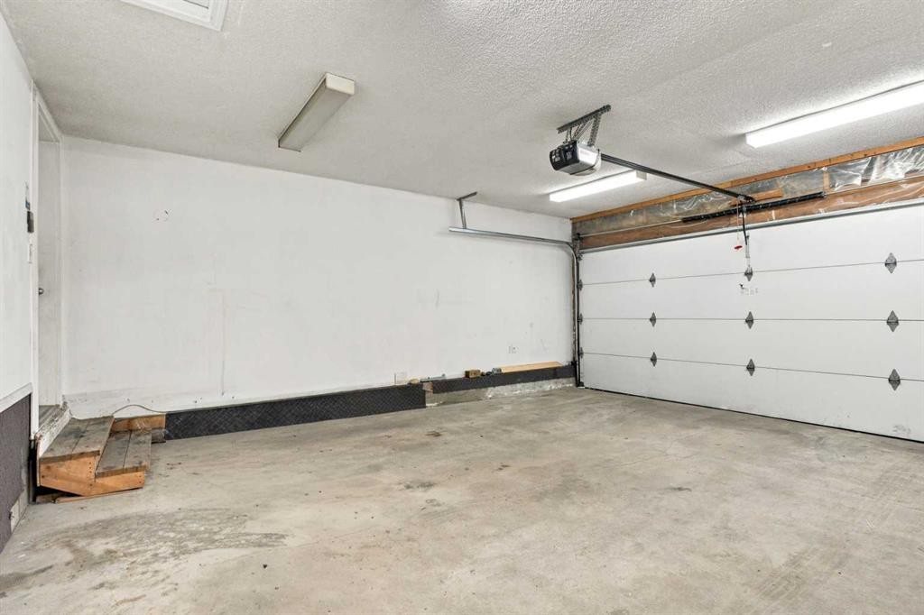 279 Coral Springs Circle Ne, Calgary, AB - Indoor Photo Showing Garage