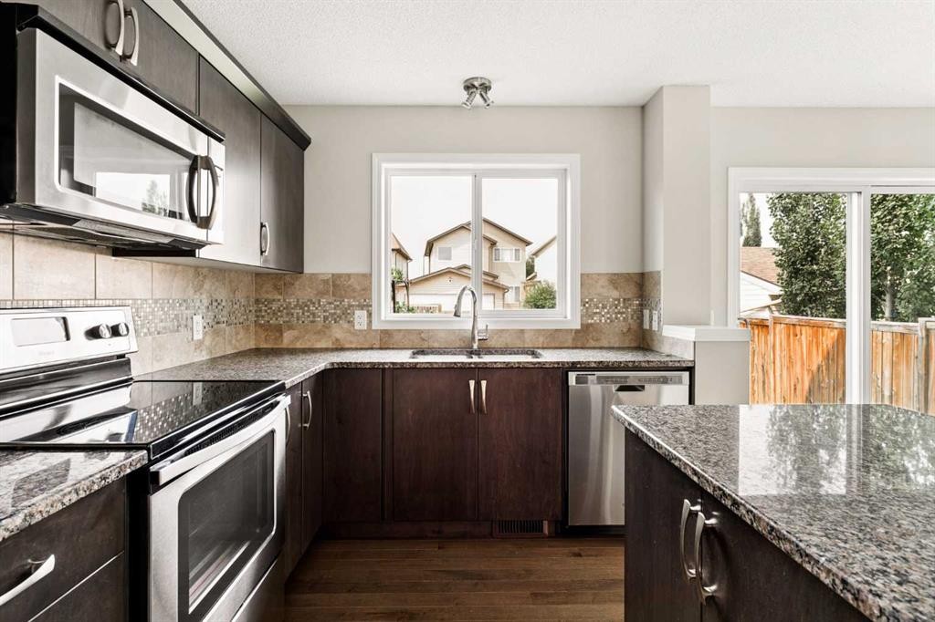 59 Elgin Meadows Park Se, Calgary, AB - Indoor Photo Showing Kitchen With Upgraded Kitchen